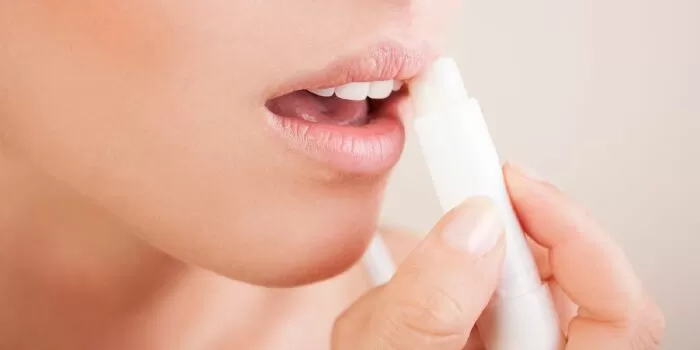 Trị khô môi bằng cách dùng son dưỡng môi