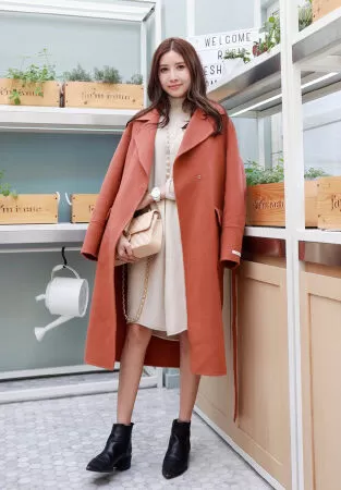 Mix đồ dự tiệc cưới mùa đông với áo dạ và chân váy dài