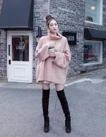 Váy đầm ngắn cùng boots cao cổ