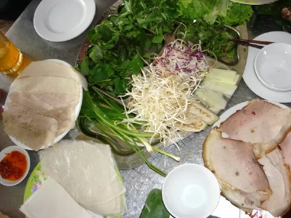 Bánh ướt cuốn thịt bà Hường Hội An