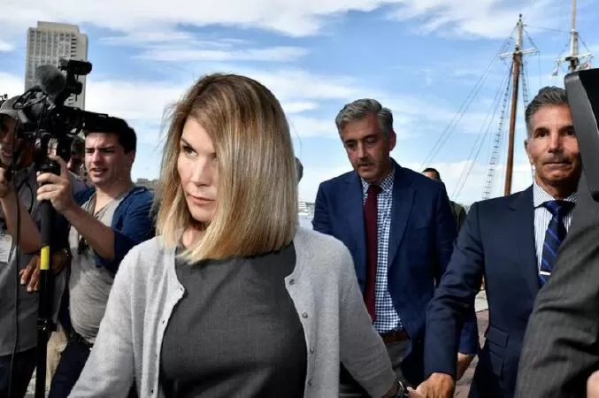 LORI LOUGHLIN VÀ MOSSIMO GIANNULLI BỊ TỐNG VÀO TÙ