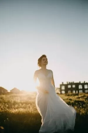Em bảo anh đi đi
