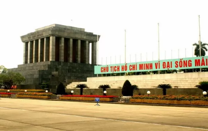 Bài văn phân tích Viếng Lăng Bác của Viễn Phương - Bài số 5