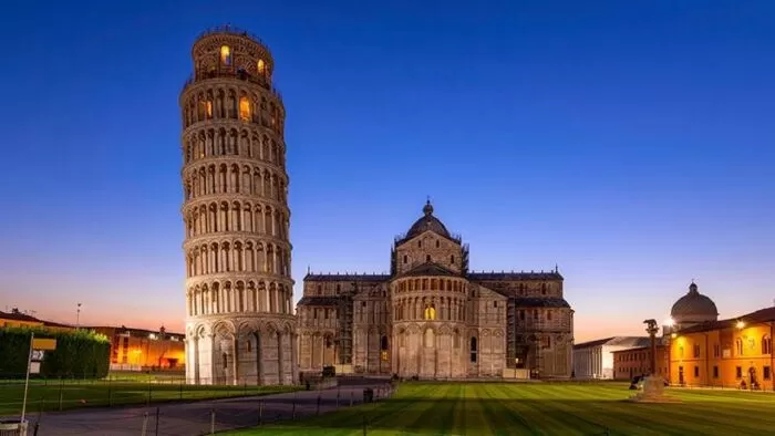 Tháp Nghiêng Pisa Nghìn Năm Không Ngã