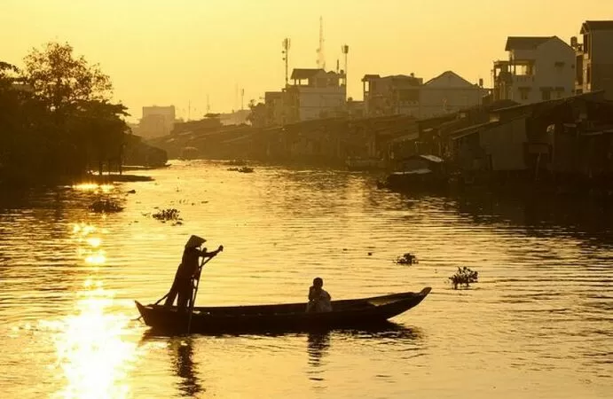 Bên sông đưa khách