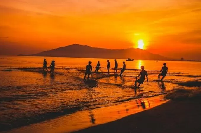 Bài văn phân tích Đoàn thuyền đánh cá số 8