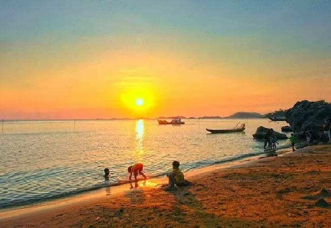 Bài văn phân tích Đoàn thuyền đánh cá số 10