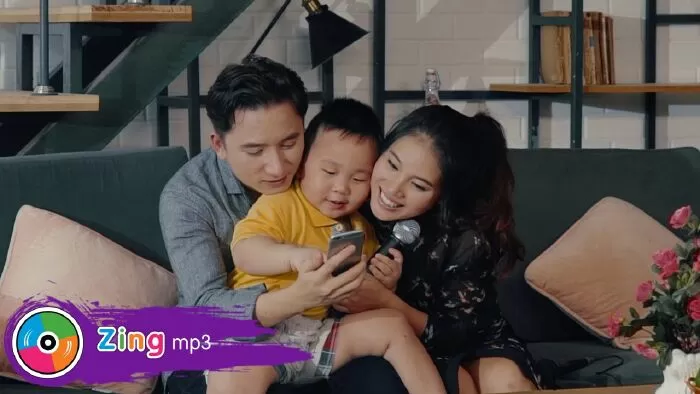 Hãy ra khỏi người đó đi