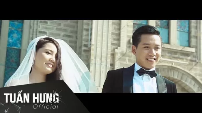 Nắm lấy tay anh