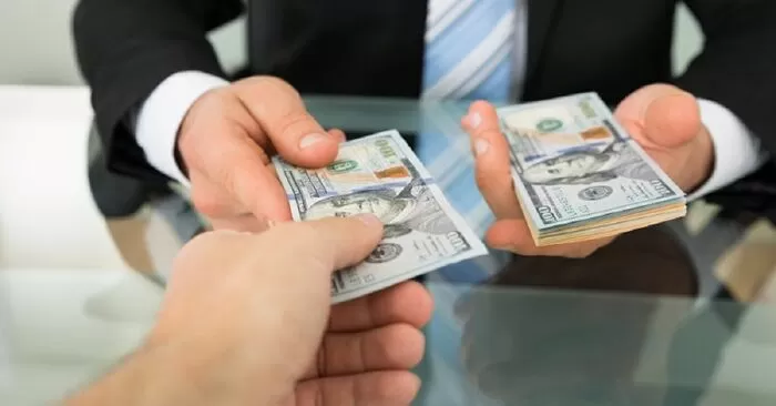 Lợi dụng tiền bạc của bạn