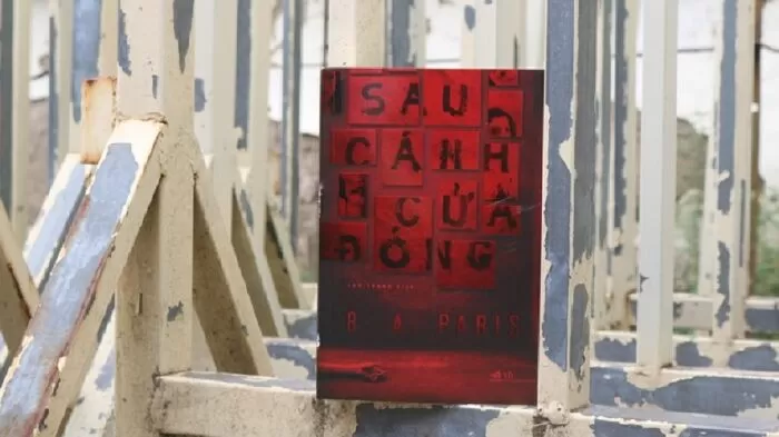 Phía Sau Cánh Cửa Đóng Kín