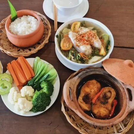 Món cơm niêu canh chua cá kho tộ đầu tiên tại miền Tây