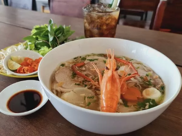 Thực đơn ăn uống đa dạng, giá cả hợp lý