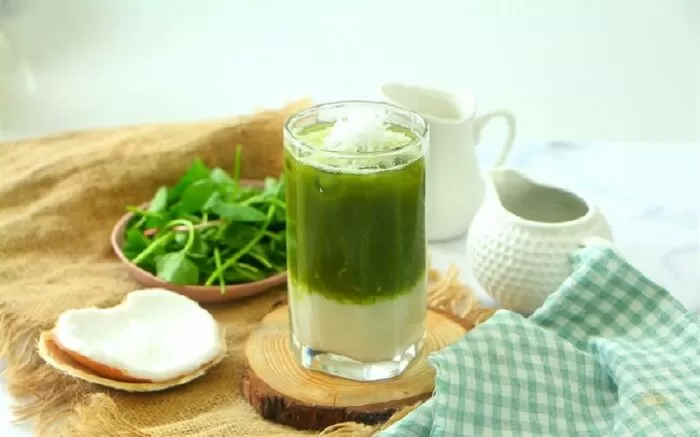 Pha chế nước rau má với dừa tươi