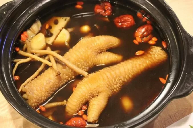Chân gà Đông Tảo hầm thuốc bắc