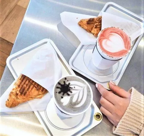 Latte đầy màu sắc tại Canvas Tokyo Ink