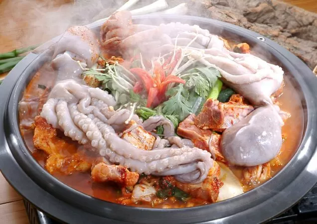 Lẩu hải sản tôm mực đặc biệt