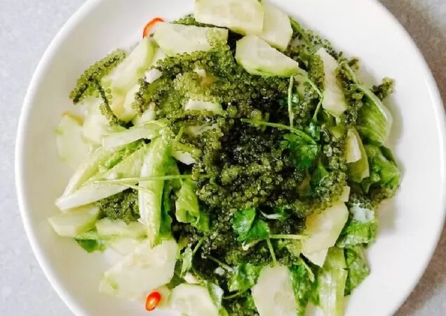 Bó xôi, đậu hũ xốt chua với rong nho