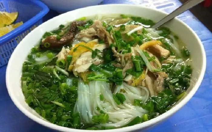 Phở gà trộn mọc trứng