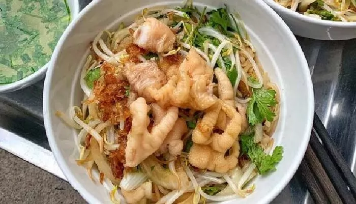 Phở trộn chân gà rút xương