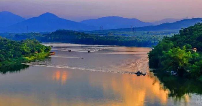 Đêm khuya tự tình với sông Hương