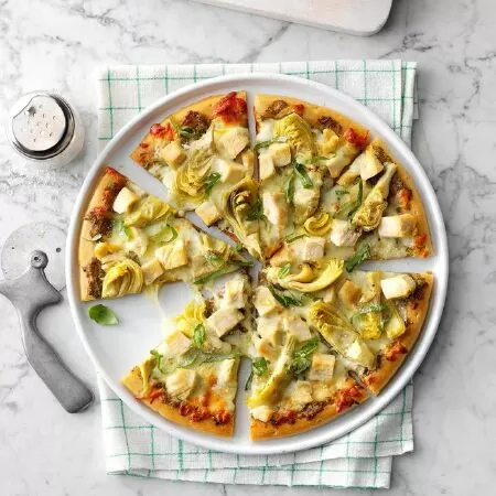Pizza gà atisô và xốt pesto