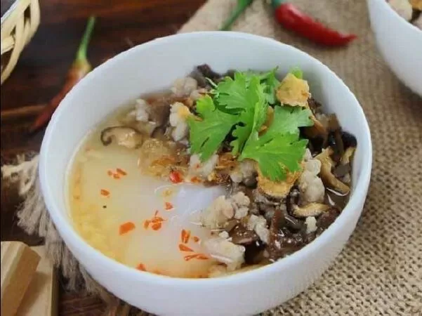 Bánh đúc nóng Hà Nội tại chợ Nghĩa Tân