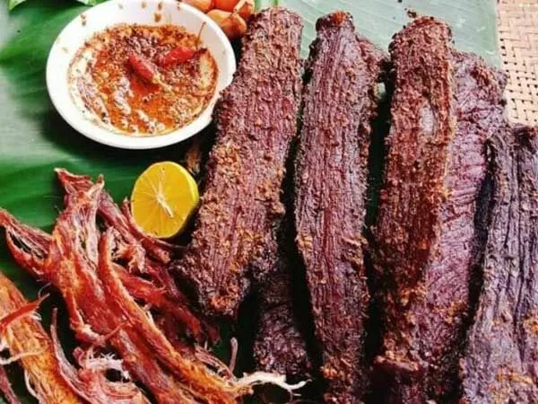 Thịt lợn treo hun khói