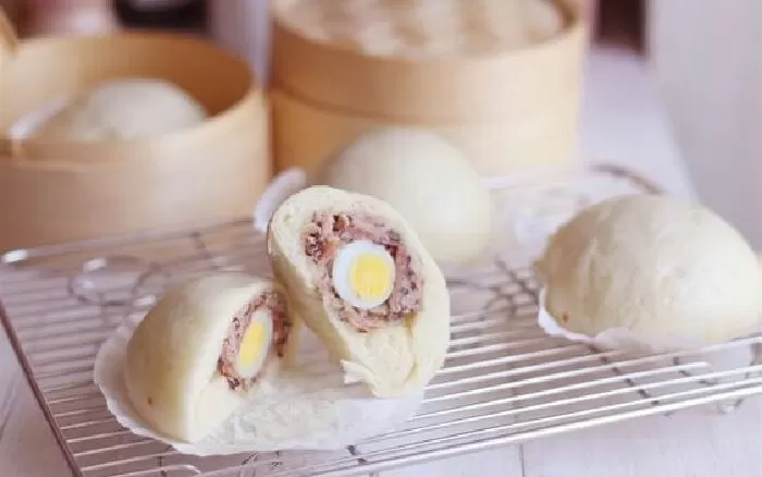 Bánh bao nhân thịt miến, trứng cút