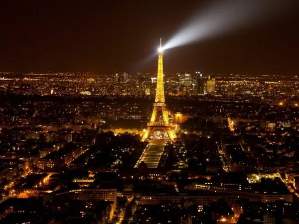 Chụp ảnh tháp Eiffel vào ban đêm không dễ