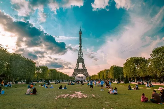Tháp Eiffel thu hút lượng khách tham quan khổng lồ