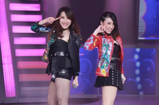 I love you (Wau Ai Nee) / Em yêu anh