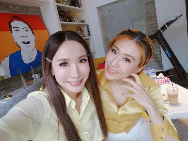 Smiling and smiling (Yim Mah Yim Pai) / Mỉm cười