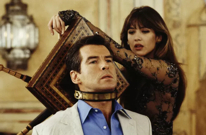 James Bond và Elektra King trong phim The World Is Not Enough
