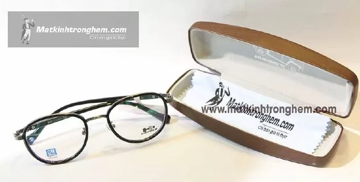 Mắt Kính Trong Hẻm