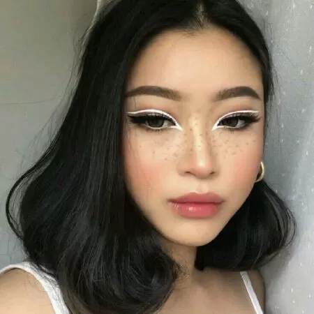 Kiểu trang điểm eyeliner trắng