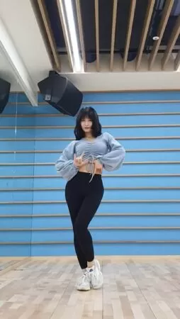 MOMO (TWICE)