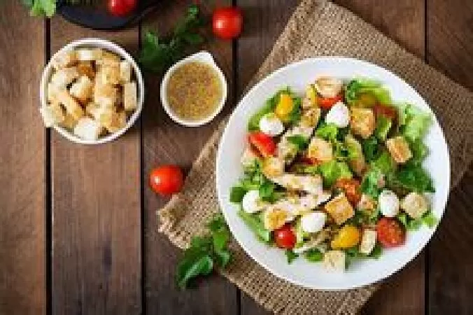 Salad ức gà xốt mè rang