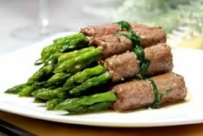 Bò cuộn măng tây