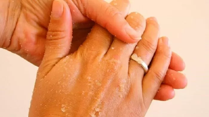 Đừng quên chăm sóc đôi tay