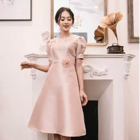 Váy phồng ở phần hông