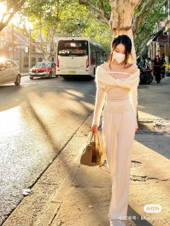 Quần ống rộng với áo trễ vai