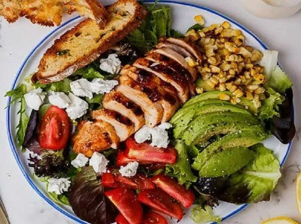 Gà phi lê nướng và salad lạnh