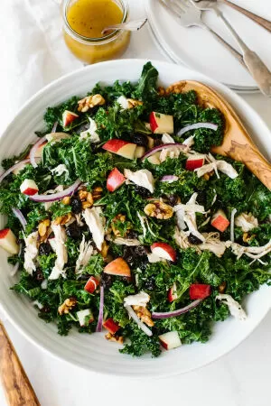 Salad ức gà với cải xoăn