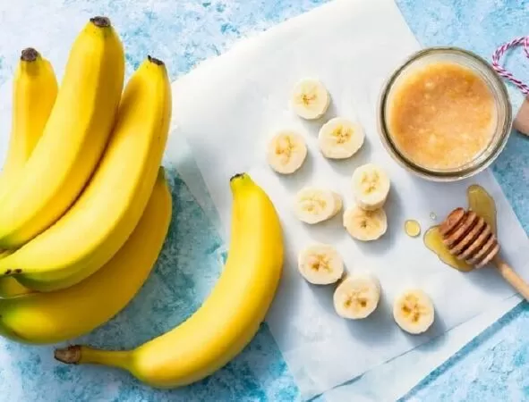 Mặt nạ mật ong và chuối giúp làm mềm da