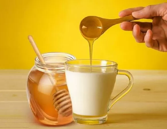 Mặt nạ mật ong và sữa tươi cho da khô