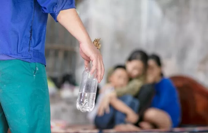 Văn mẫu lớp 12 nghị luận về nạn bạo hành gia đình trong Chiếc thuyền ngoài xa