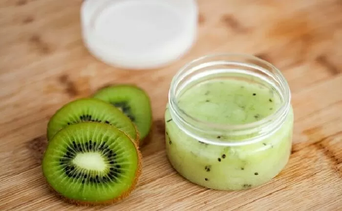 Tẩy tế bào chết môi với sữa chua và Kiwi