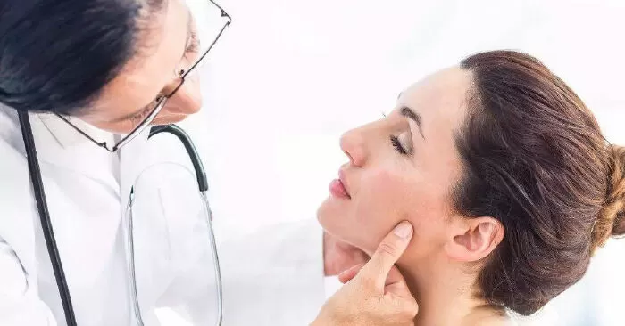 Tham khảo ý kiến bác sĩ da liễu