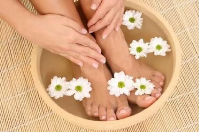 Ngâm tay và chân trong nước ấm